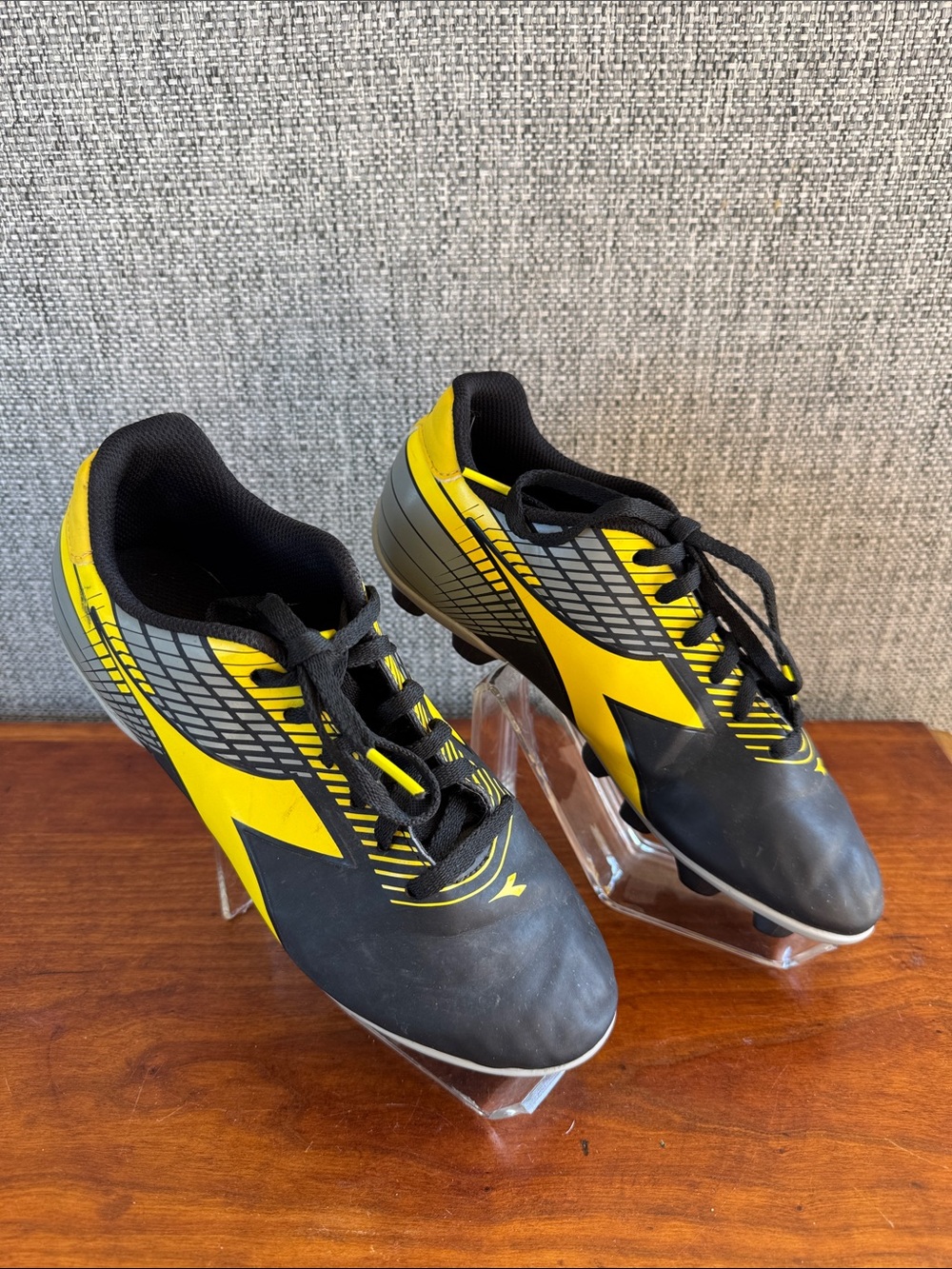 Diadora Women’s Size 7 or Men’s Size 5.5 Athletic Soccer Cleats
